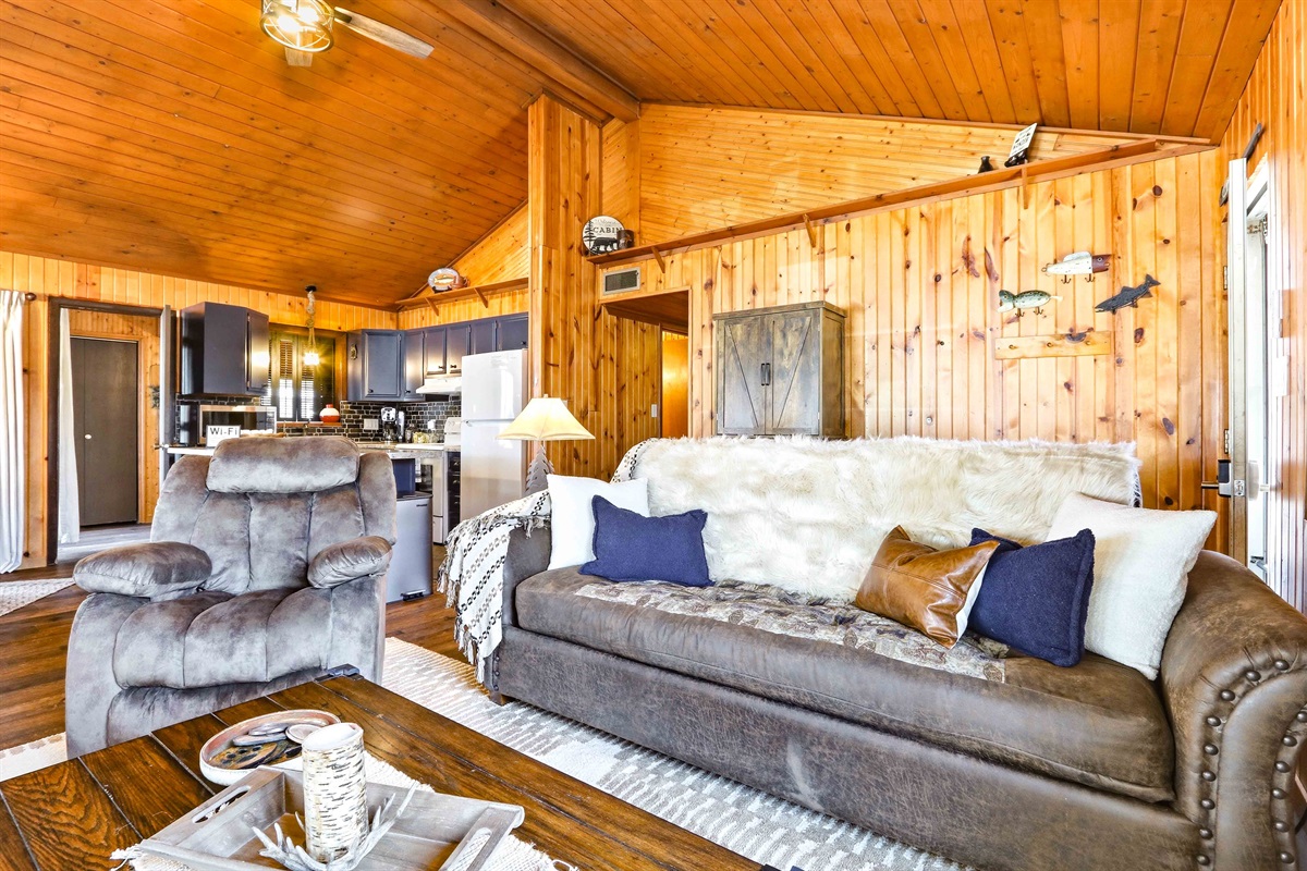 Queensway Lakefront Cabin — photo 2