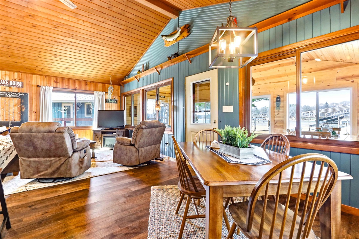 Queensway Lakefront Cabin — photo 3